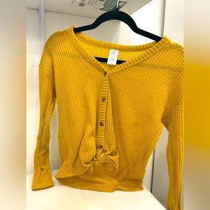 Cute yellow top.